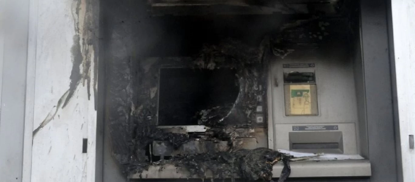 Μπαράζ εμπρησμών σε ΑΤΜ και τράπεζες σε Αθήνα και Γλυφάδα